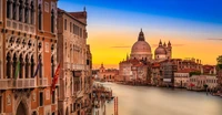 Sonnenuntergang über dem Grand Canal: Eine malerische Aussicht auf die historische Stadtlandschaft Venedigs