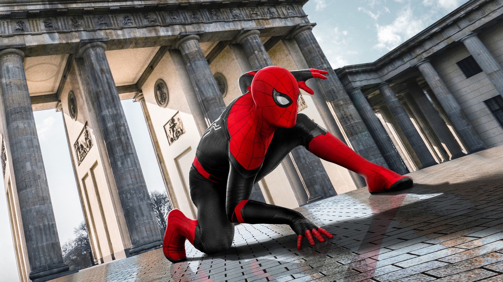 Spider-man in einem anzug steht auf einem ziegelweg (spider man far from home, film, spider man)