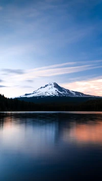 Réflexion sereine du Mont Hood au crépuscule