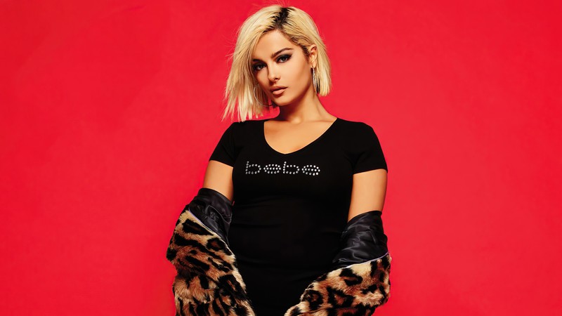 Женщина в черной рубашке и леопардовом пальто (бебе рекса, bebe rexha, красный фон, черное платье, 5k)