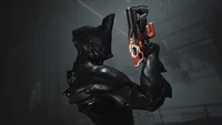 Personagem de Warframe segurando uma arma futurista em um ambiente escuro