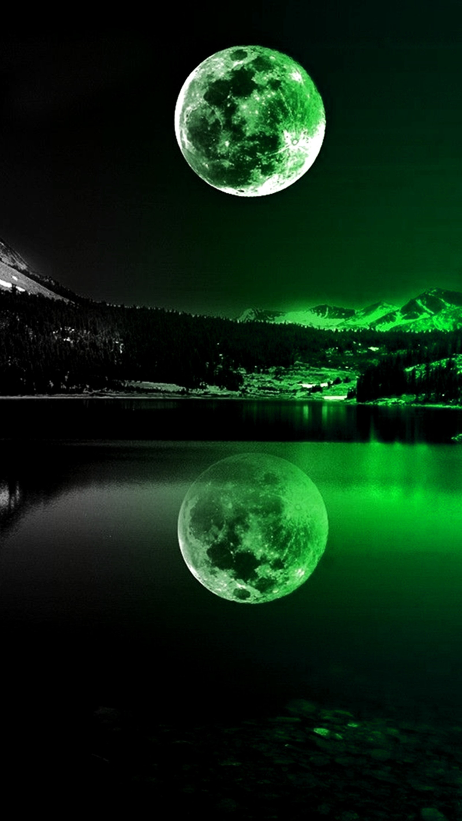 Image panoramique d'une pleine lune sur un lac avec une montagne en arrière-plan (vert, clair de lune)