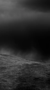 Colline gothique sombre sous un ciel menaçant