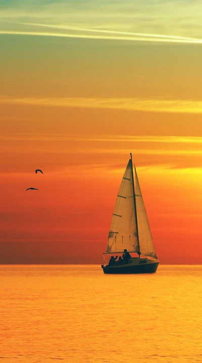 Veleiro ao pôr do sol em águas tranquilas