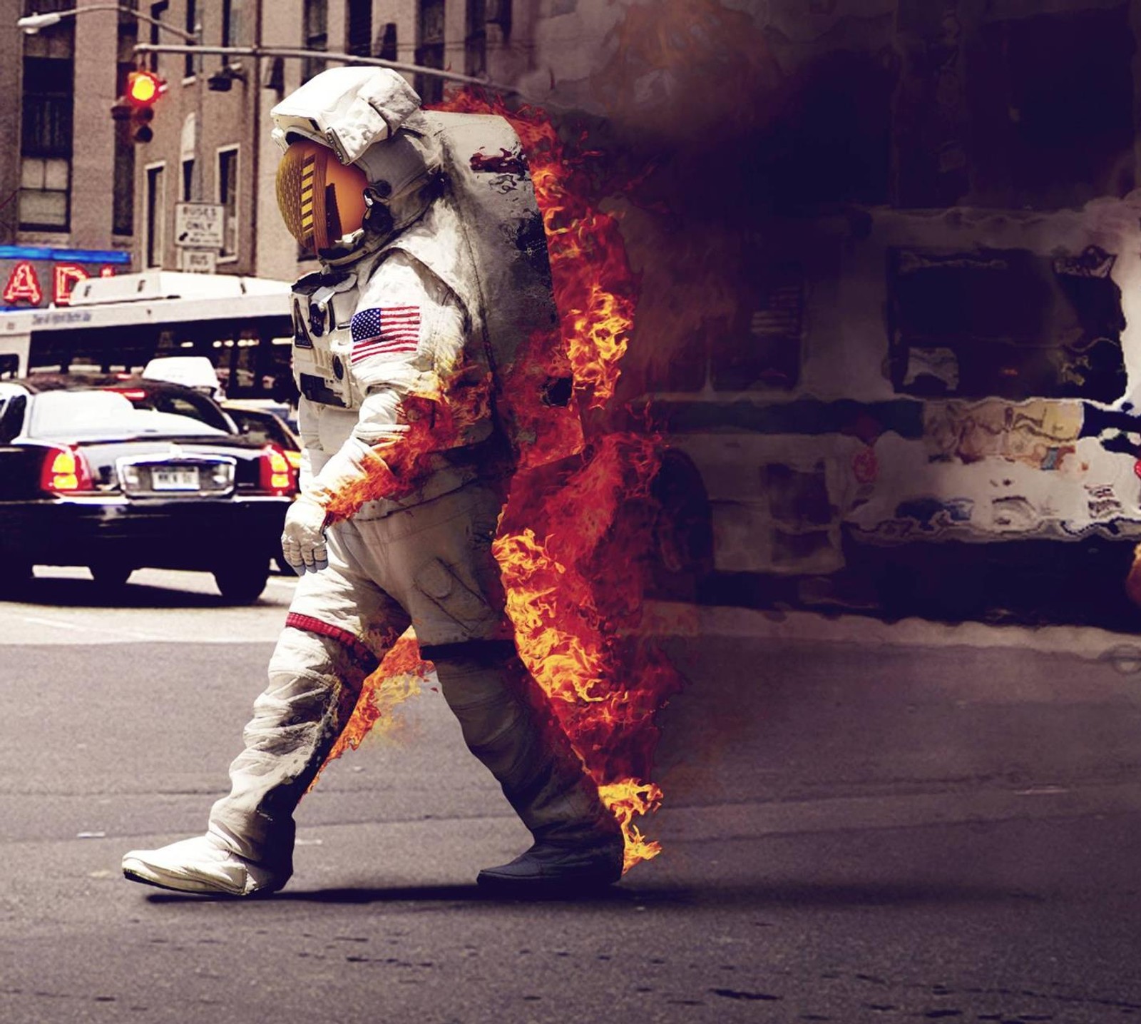 Ein mann im raumanzug geht die straße entlang (astronaut, stadt, feuer, flammen, rauch)