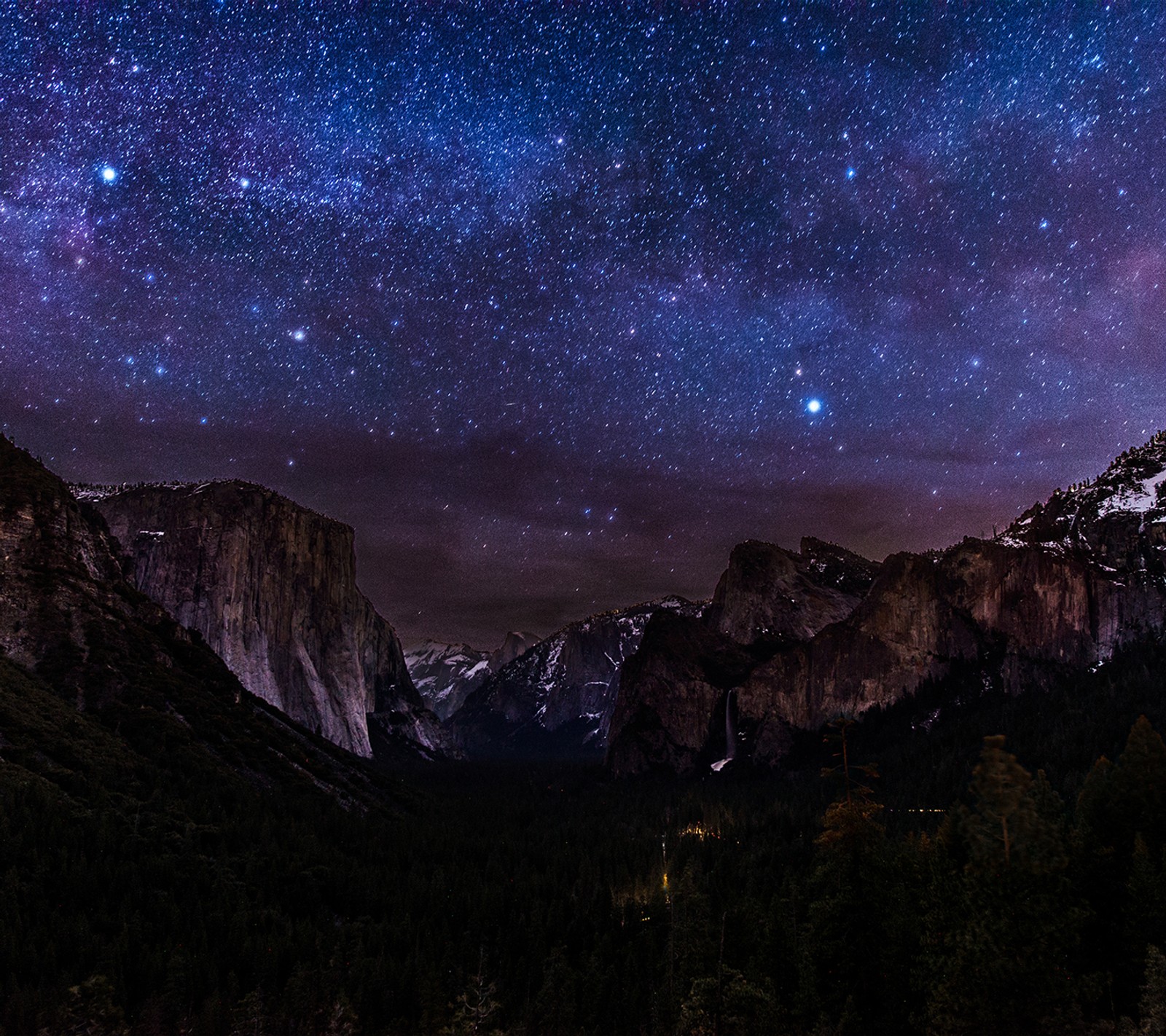 Céu estrelado sobre as montanhas com uma fogueira em primeiro plano (galáxia, paisagem, montanhas, estrelas)