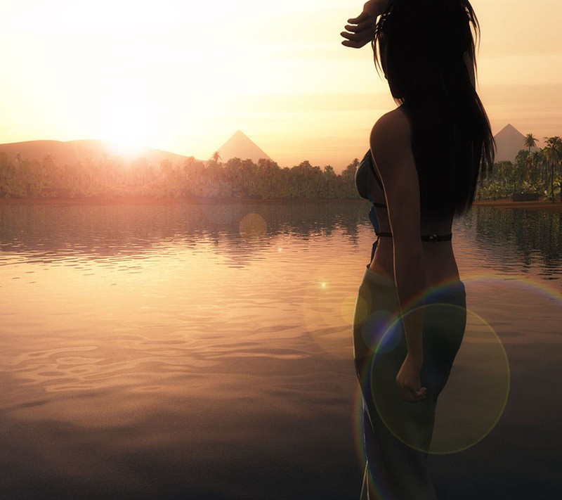 Eine frau steht im wasser mit einem ring um ihren hals (see, ansicht)