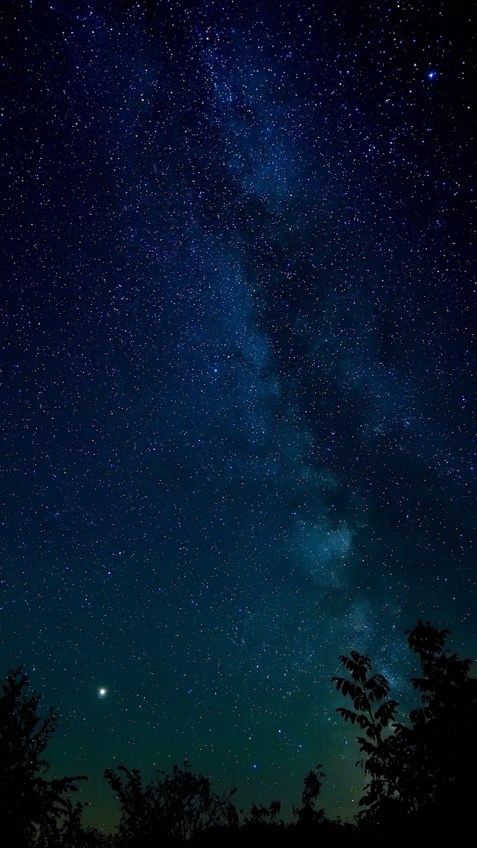 Céu noturno estrelado com algumas estrelas e uma lua crescente (galáxia, leitoso, noite, céu, espaço)