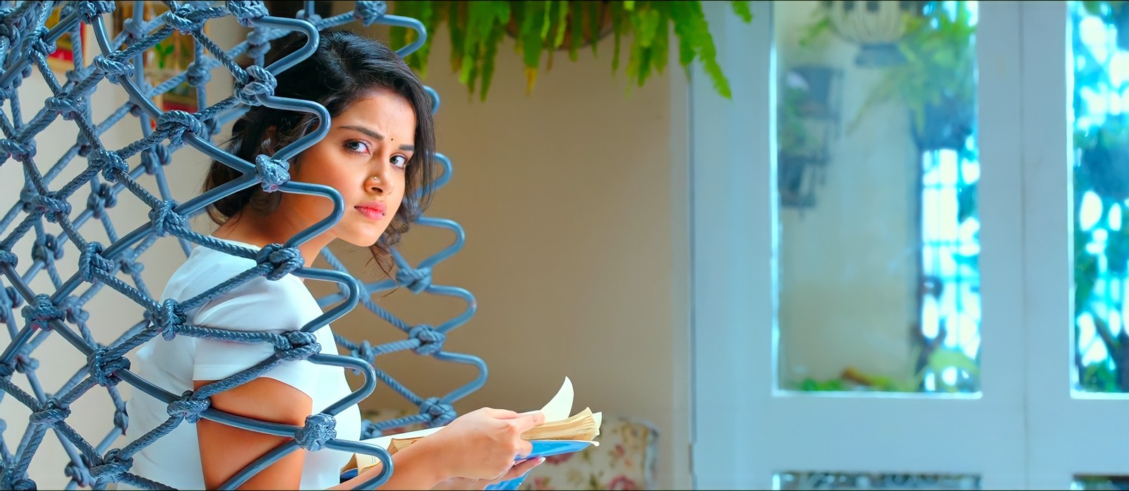 Il y a une femme qui tient une banane dans sa main (actrice, anupama, anupama parameshwaran, anupama parameswaran, anupamaparameswaran)