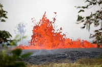 Volcán en erupción con flujo de lava contra el cielo de otoño