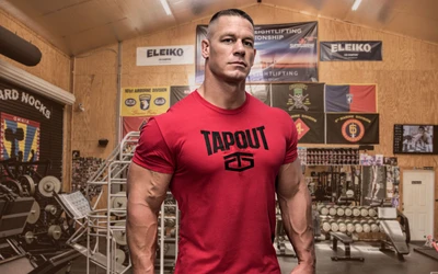 Мускулистый бодибилдер в футболке Tapout в спортзале