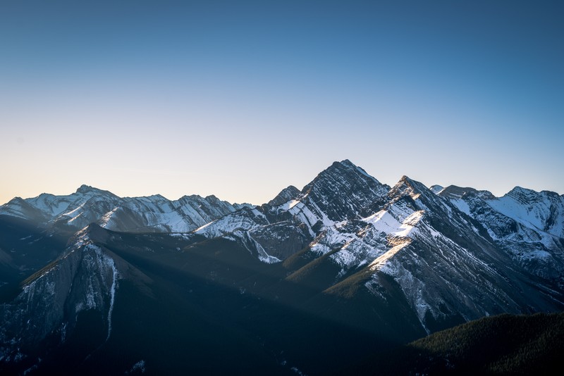 Горы со снегом и ясным синим небом на фоне (тропа сульфур, sulphur skyline trail, национальный парк джеаспера, jasper national park, канада)