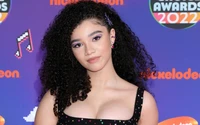 Malia Baker bei den Nickelodeon Kids' Choice Awards 2022, die ihren lebhaften Stil und ihre Persönlichkeit zeigt.