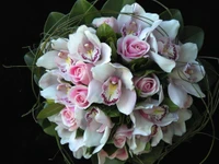 Élégant bouquet de fleurs roses avec des orchidées et des roses