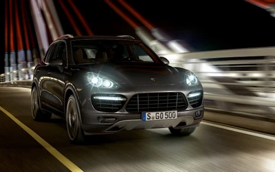 Porsche Macan: Динамическая производительность под ночными огнями