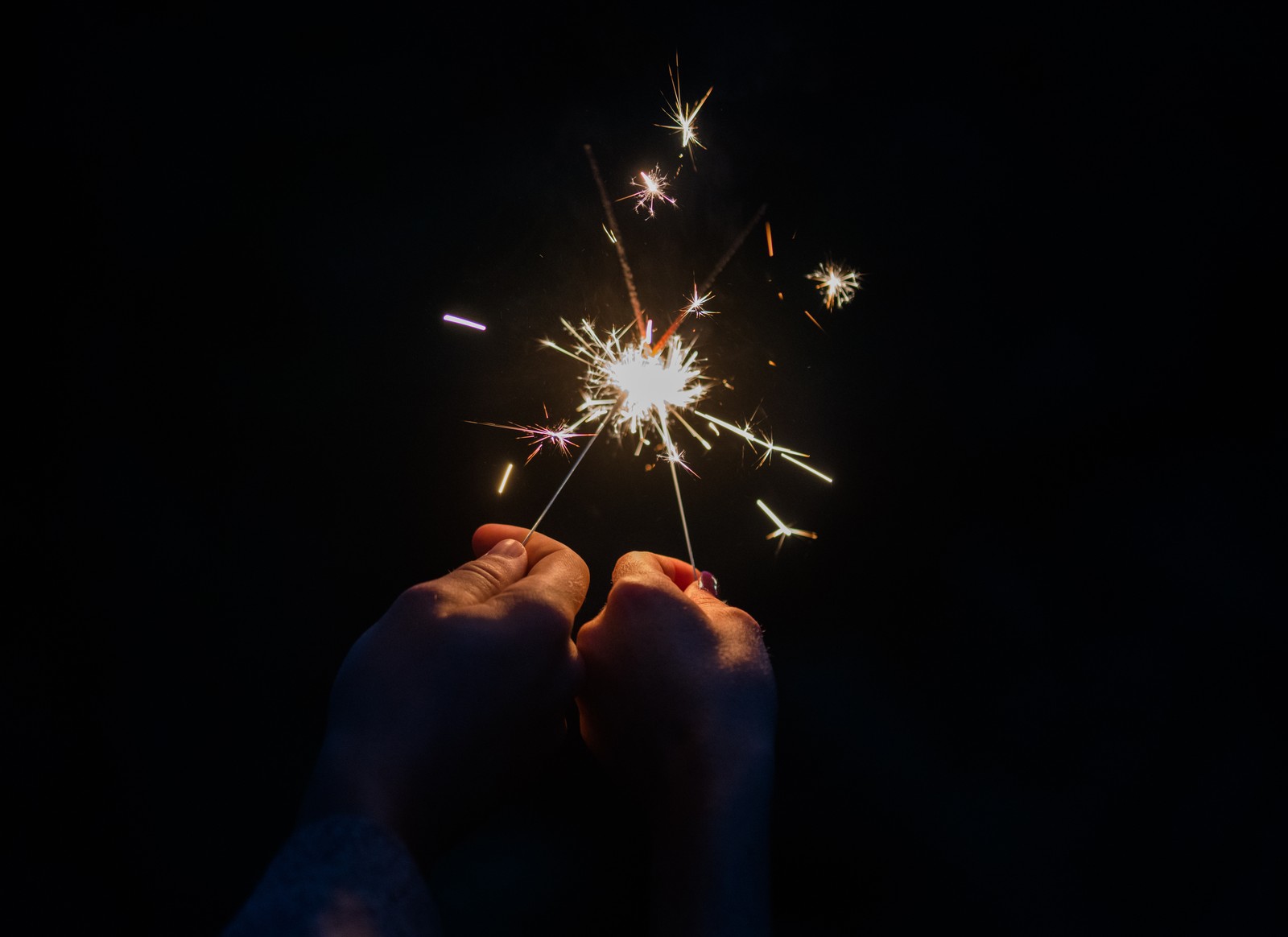 Alguém segurando uma fogos de artifício na mão no escuro (fogo de artifício, fogo, fogos de artifício, escuridão, ano novo)