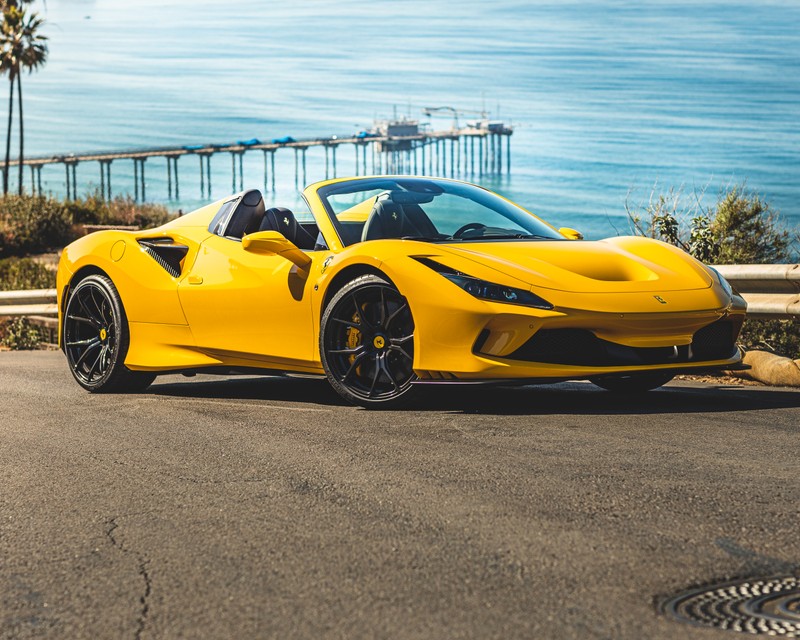 Желтый спортивный автомобиль феррари припаркован у обочины дороги (ferrari f8 spider, люксовый спортивный автомобиль, 5k, машины, обои 4k)