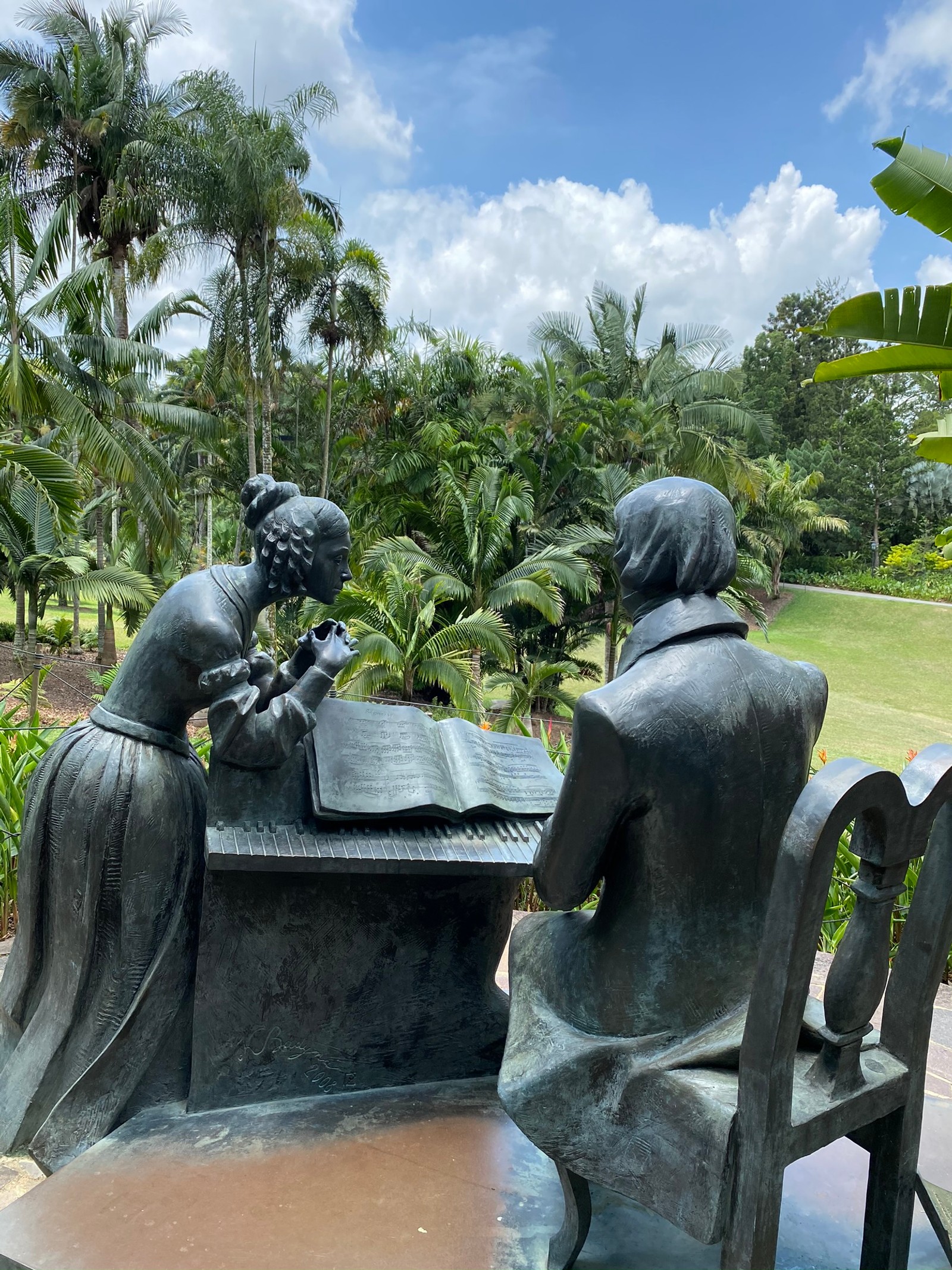 Descargar fondo de pantalla estatua, palmeras, escultura, árbol, arte