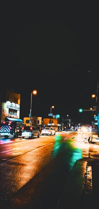 Escena nocturna vibrante con luces de calle y reflejos en carreteras mojadas