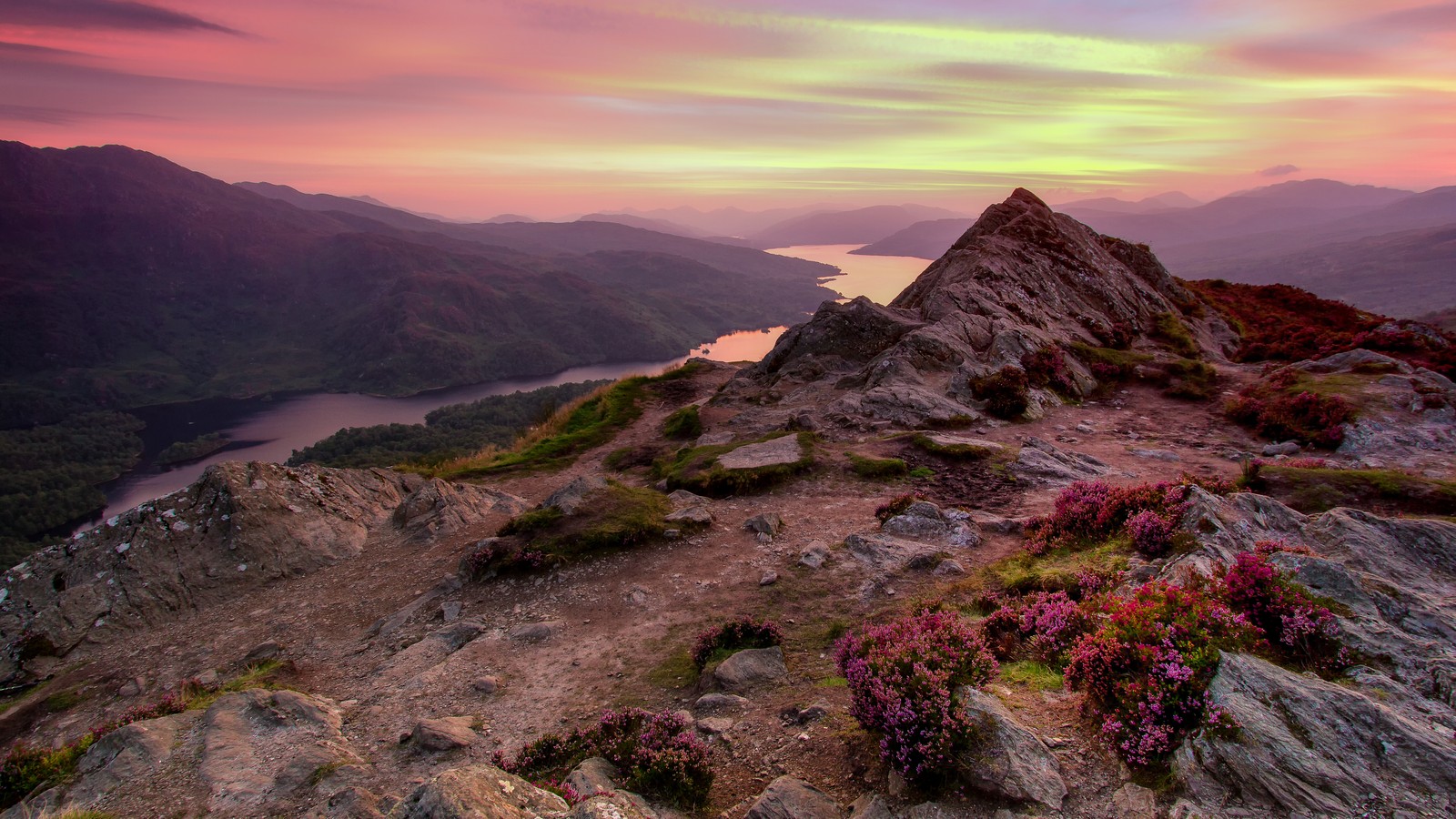 Uma vista de uma montanha com um lago e montanhas ao fundo (loch katrine, ponto de vista, escócia, por do sol, paisagem)