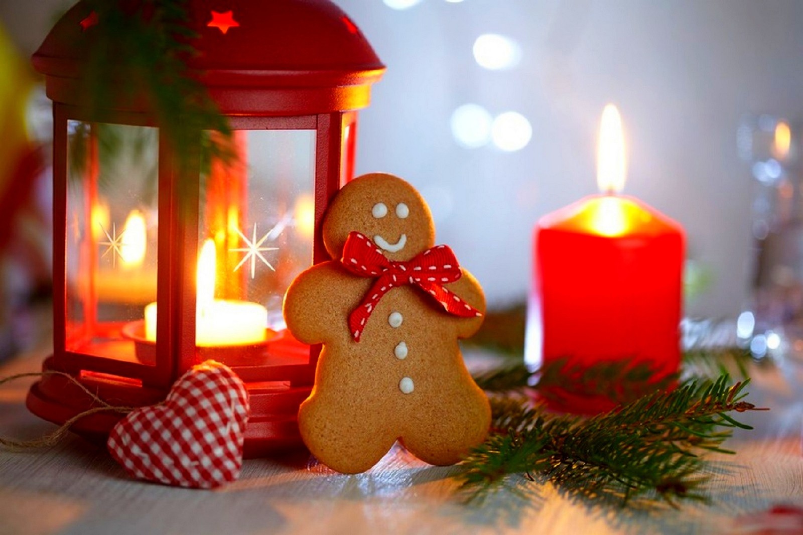 Hay un hombre de jengibre de pie junto a una vela (día de navidad, hombre de jengibre, pan de jengibre, decoración navideña, nuevo año)