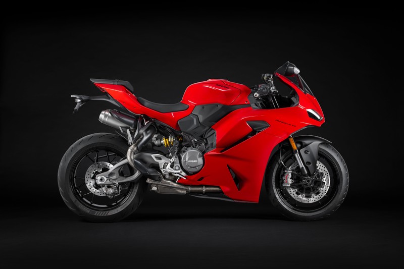 Крупный план красного мотоцикла, припаркованного на черной поверхности (ducati panigale v2, 8k, 2025, 5k, спортивные мотоциклы)