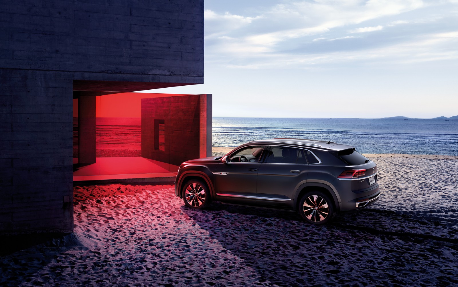 Un suv gris estacionado frente a un edificio en la playa (volkswagen teramont x, 2020, 5k, coches, fondo de pantalla 4k)