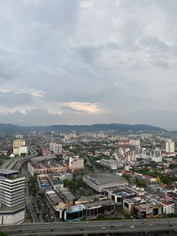 Paisaje urbano de un vecindario suburbano bajo cielos nublados