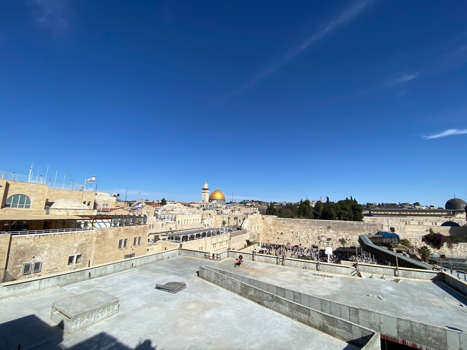 Luftaufnahme einer stadt mit einer kuppel in der ferne (historische stätte, alte geschichte, jerusalem, israel)