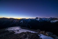 Sonnenuntergang über den schneebedeckten Gipfeln des Sulphur Skyline Trails, Jasper Nationalpark