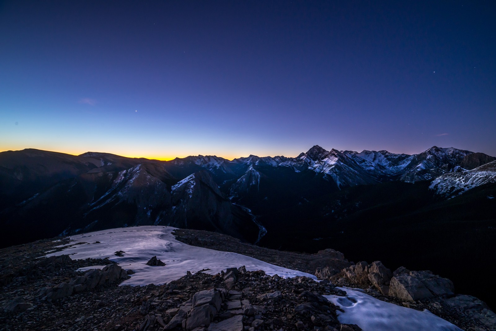 Вид на горный хребет с заснеженным склоном (тропа сульфур, sulphur skyline trail, пешеходная тропа, национальный парк джеаспера, jasper national park)