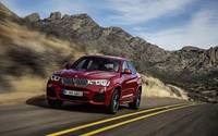 Dynamique BMW X4 sur une route de montagne pittoresque