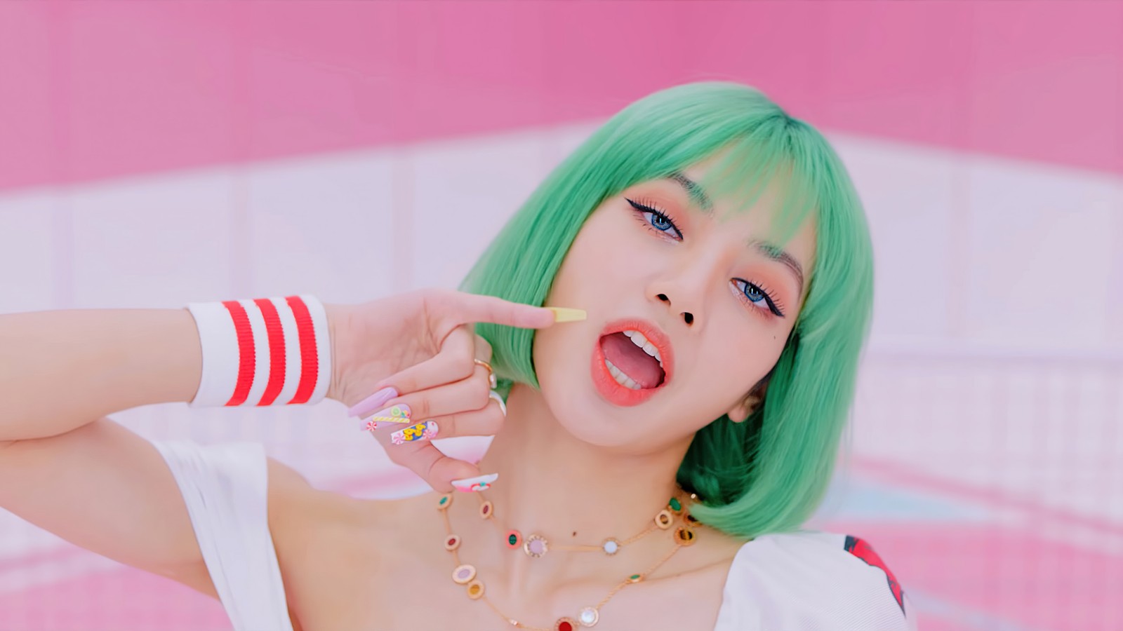 Close de uma pessoa com cabelo verde e um colar (blackpink, 블랙핑크, kpop, k pop, meninas)