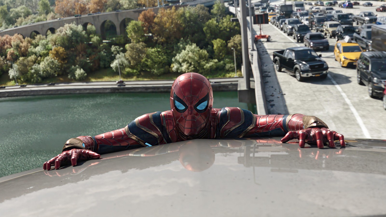 Spider-man debout sur le toit d'une voiture dans une ville animée (spider man pas de chemin à la maison, spider man no way home, film, 2021, spider man)