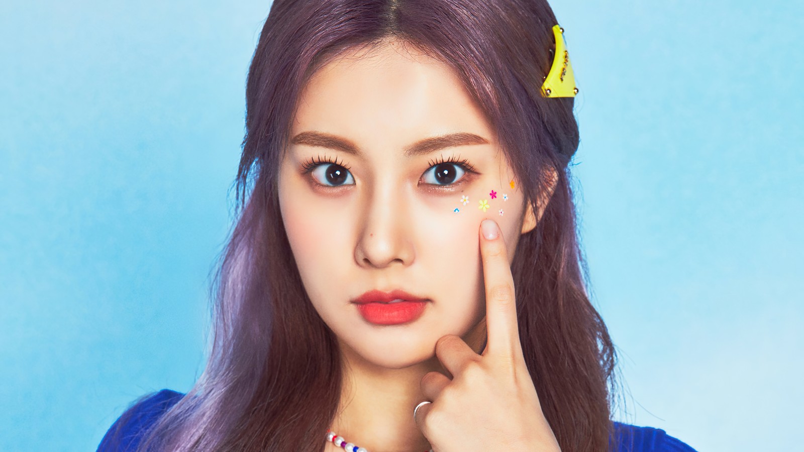 A close up of a person with a ring on their finger (hyewon, 혜원, kang hye won, 강혜원, izone)