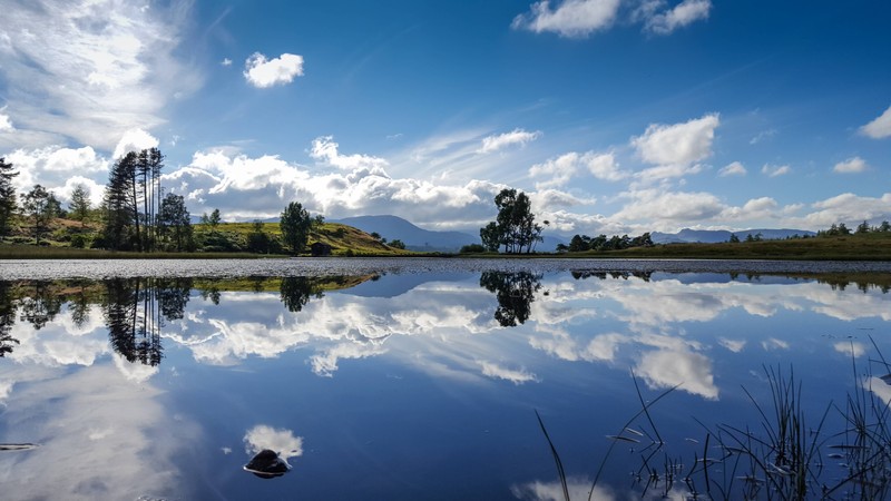 Вид на озеро с несколькими облаками на небе (озерный край, lake district, отражение, водоем, природа)