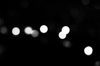 Lumières nocturnes monochromes : Une étude sur le bokeh et l'obscurité