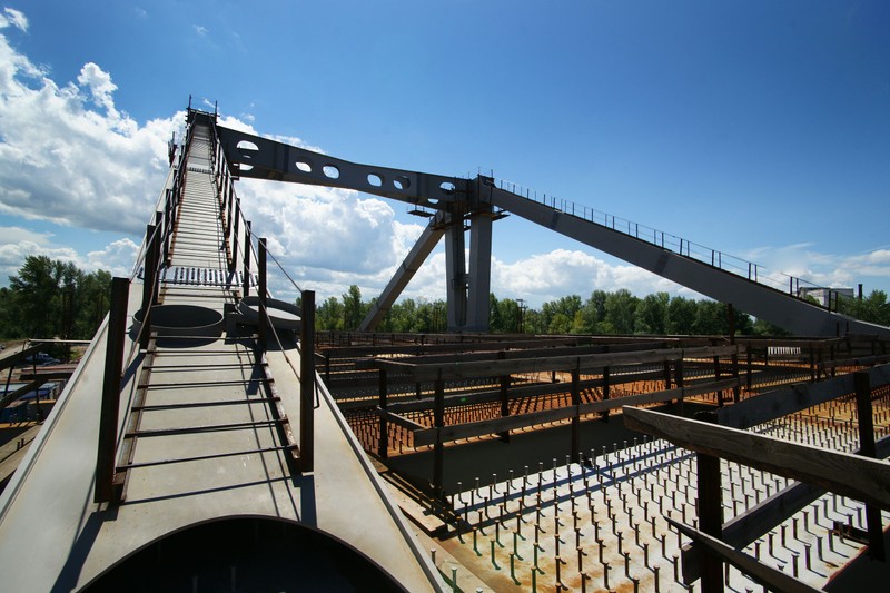 Luftaufnahme einer brücke mit einem metallgeländer (hängebrücke, brücke, baum, himmel, trägerbrücke)