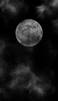 Pleine lune au milieu des nuages sombres