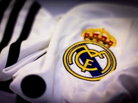 Escudo bordado del Real Madrid en camiseta de fútbol