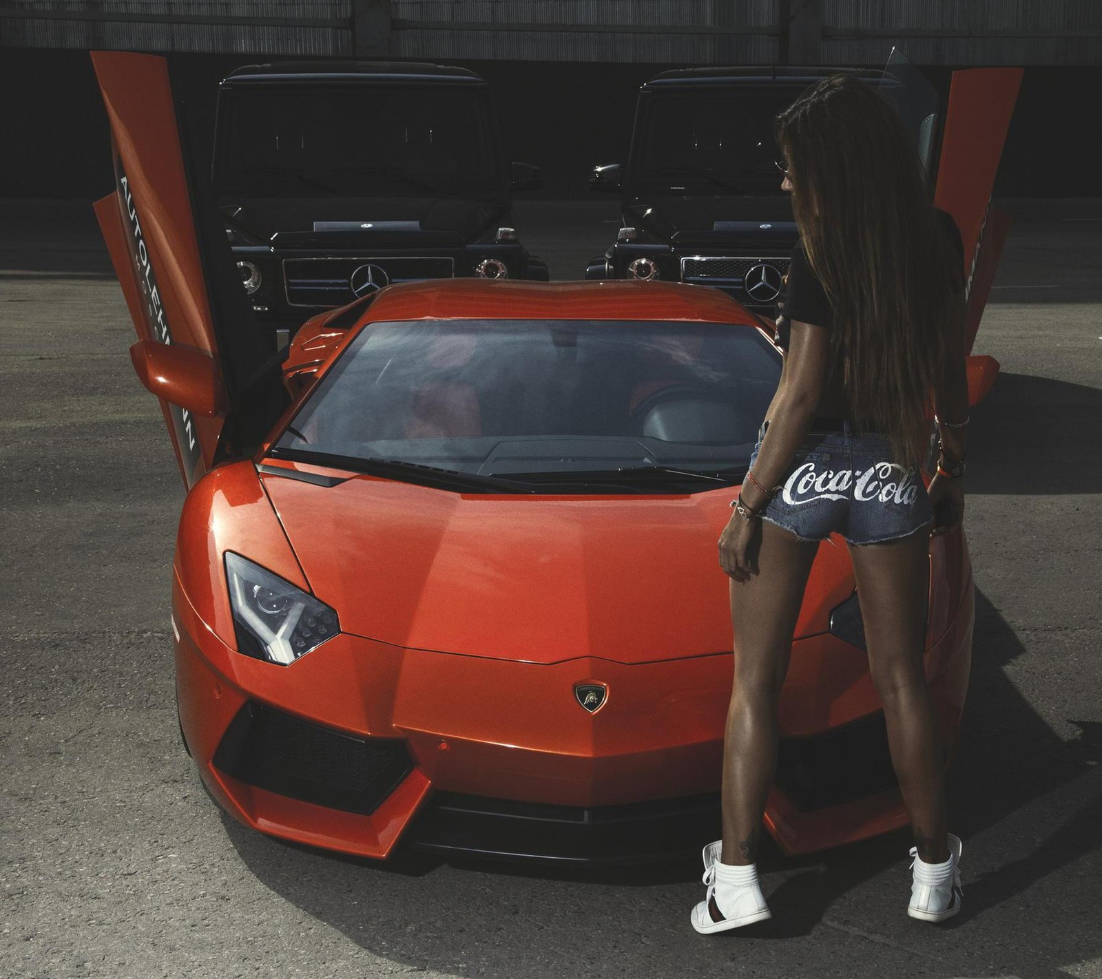 Femme panoramique se tenant à côté d'une voiture de sport avec coca-cola sur le capot (coca cola, fille, lamborghini aventador, rouge)