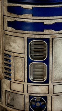 Primer plano detallado del icónico exterior azul y plateado de R2-D2, que muestra su intrincado panelado y características mecánicas.