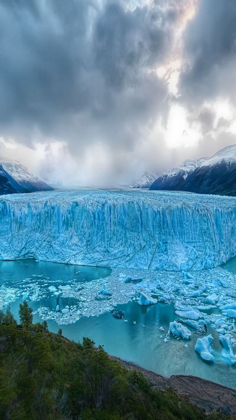 Вид на ледник с большим водопадом на заднем плане (холодное сердце, frozen, вода)