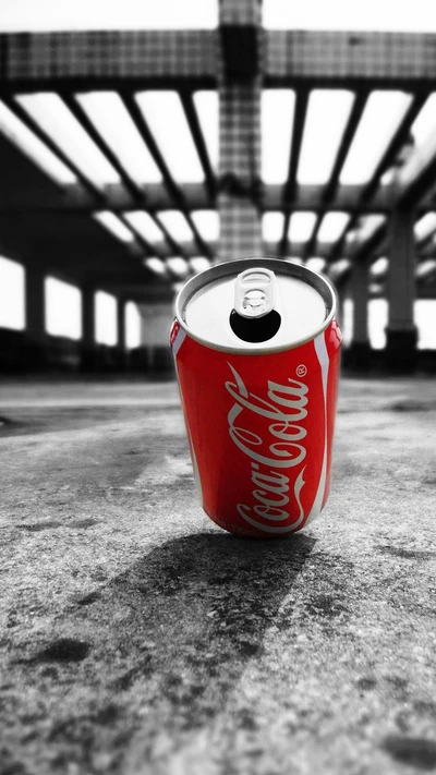 Canette de Coca-Cola froide sur surface urbaine