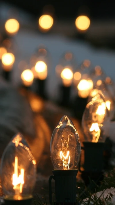 Lâmpadas iluminadas em um ambiente escuro