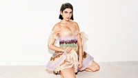 Dua Lipa dans une robe vibrante et multi-couches, mettant en avant une mode et un style audacieux.