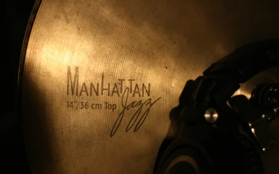 Close-up de um prato de jazz de Manhattan na escuridão