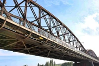 Puente voladizo histórico contra un cielo brillante