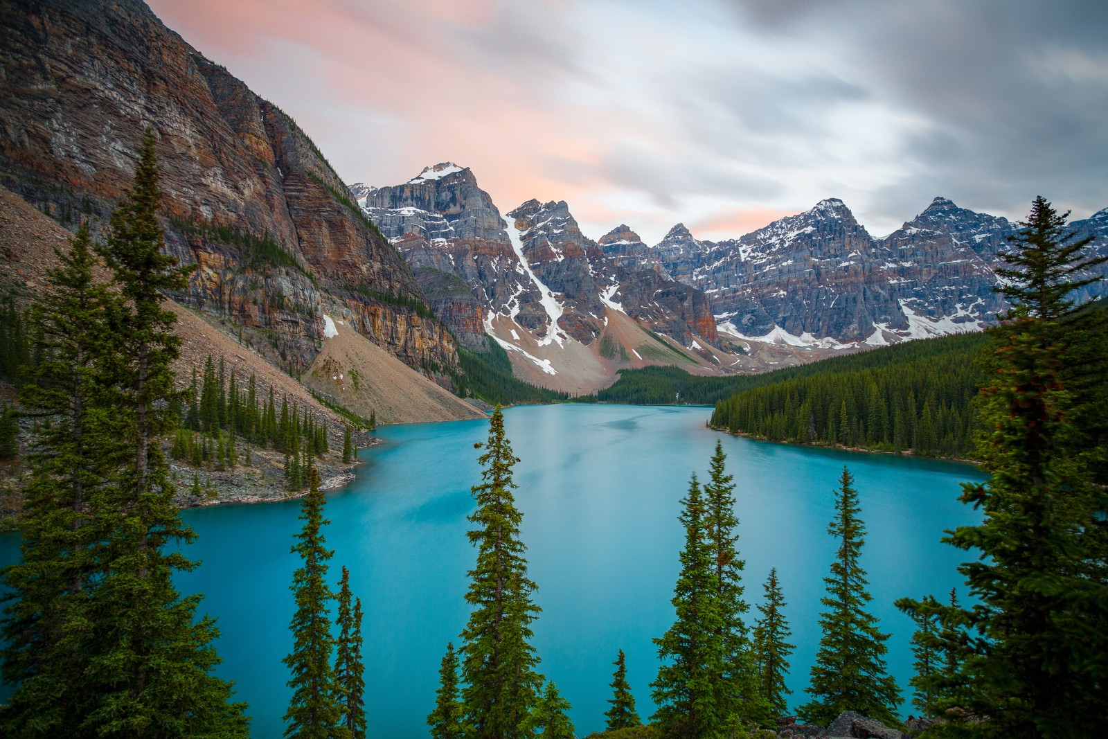 A view of a lake surrounded by trees and mountains with snow (snow mountains, moraine lake, alberta, glacier, valley)