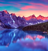 Moraine Lake bei Sonnenaufgang: Eine atemberaubende Reflexion des Tals der Zehn Gipfel im Banff-Nationalpark.